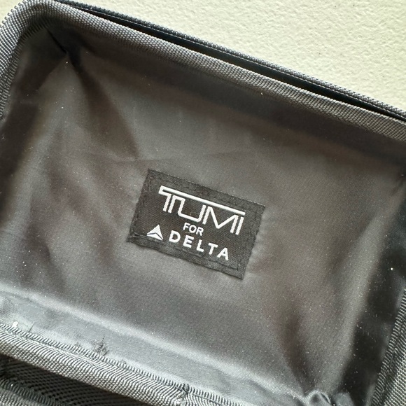 Tumi Hard Shell Case (Delta fisrt Class) - Picture 7 of 11